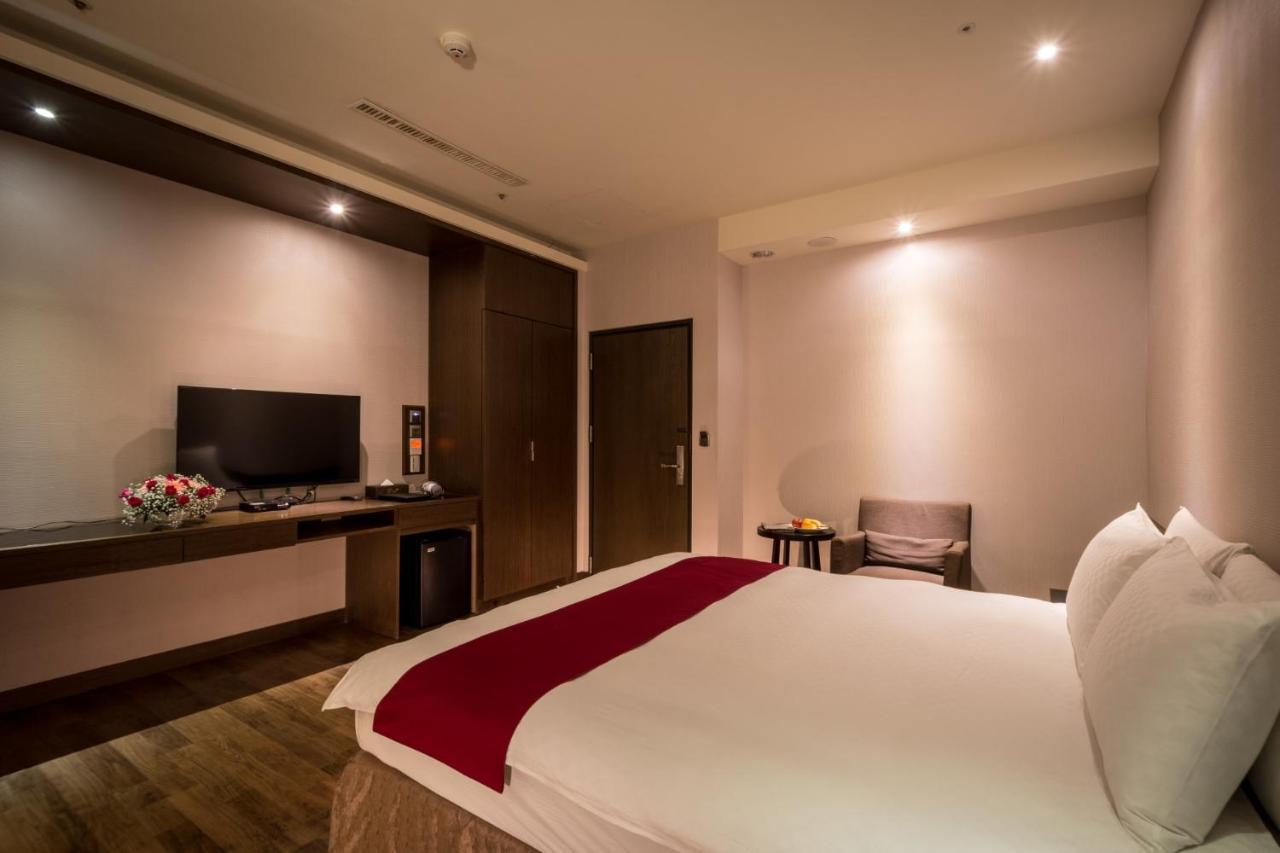 ชาโต ริช โฮเต็ล Hotel ไถหนาน ภายนอก รูปภาพ