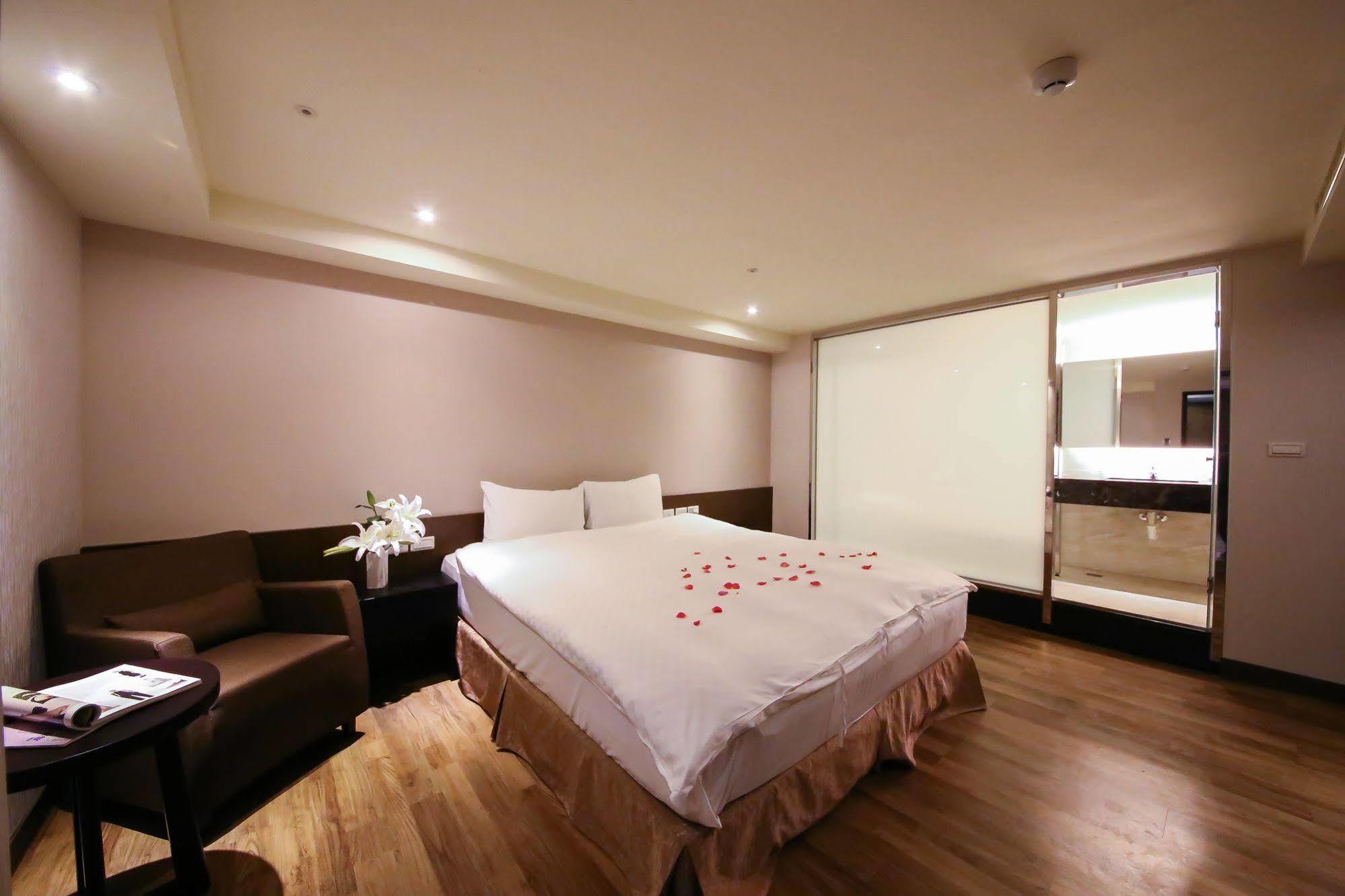 ชาโต ริช โฮเต็ล Hotel ไถหนาน ภายนอก รูปภาพ