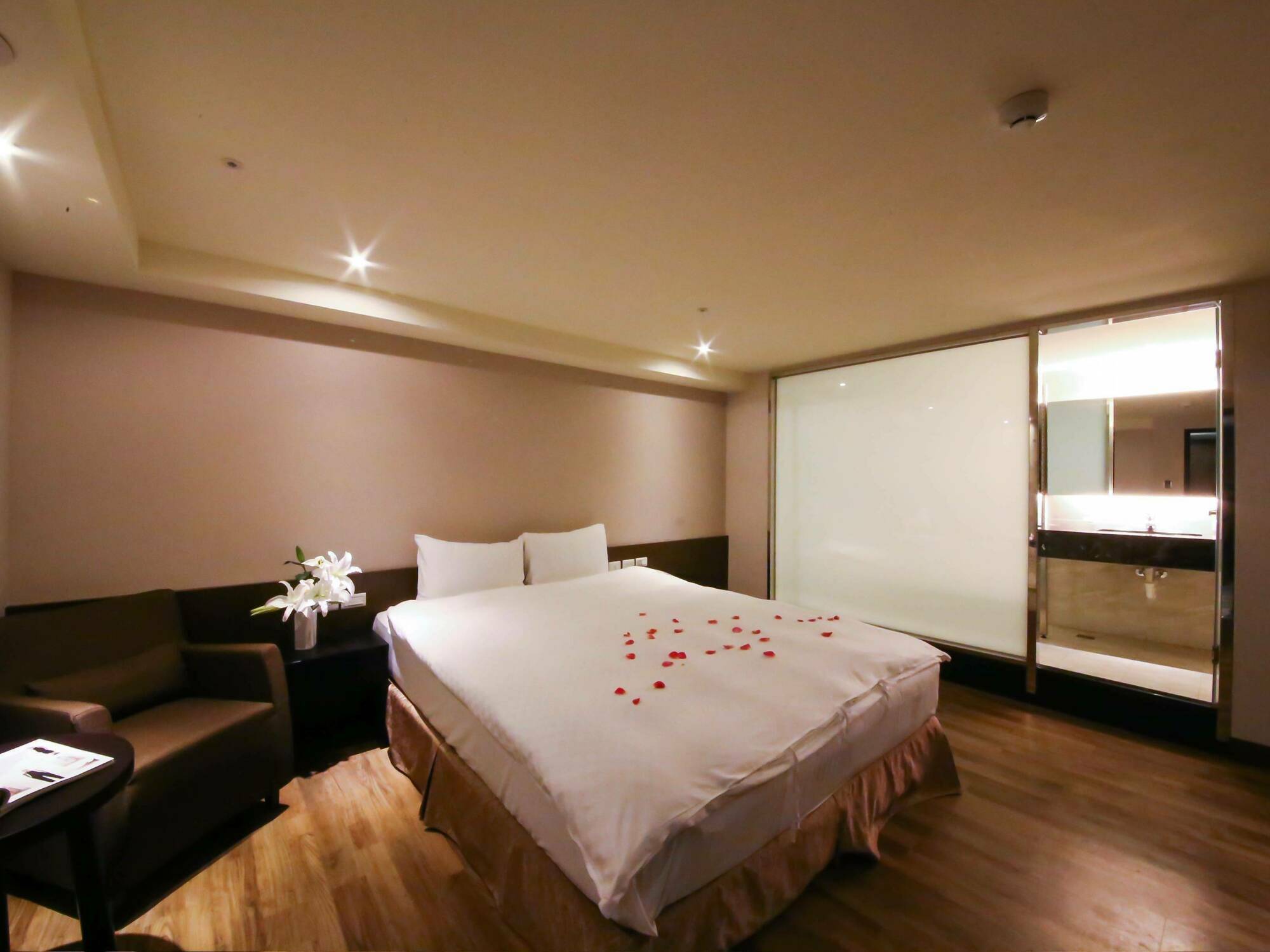 ชาโต ริช โฮเต็ล Hotel ไถหนาน ภายนอก รูปภาพ