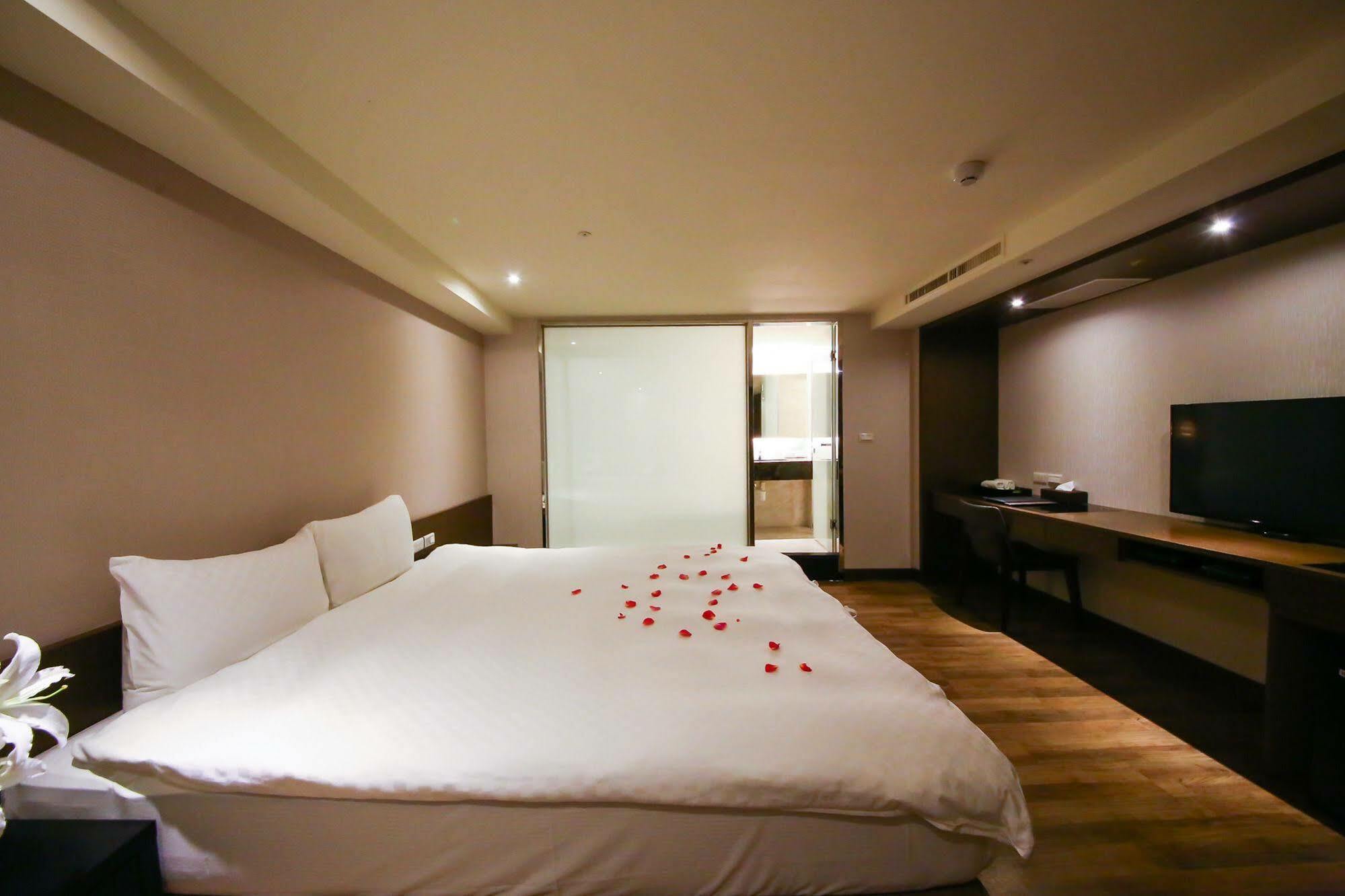 ชาโต ริช โฮเต็ล Hotel ไถหนาน ภายนอก รูปภาพ